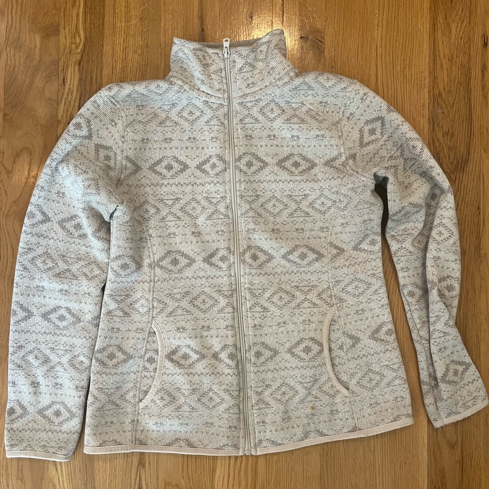 Women’s Eddie Bauer Full Zip knitted fleece. Cream and gray with pattern size M